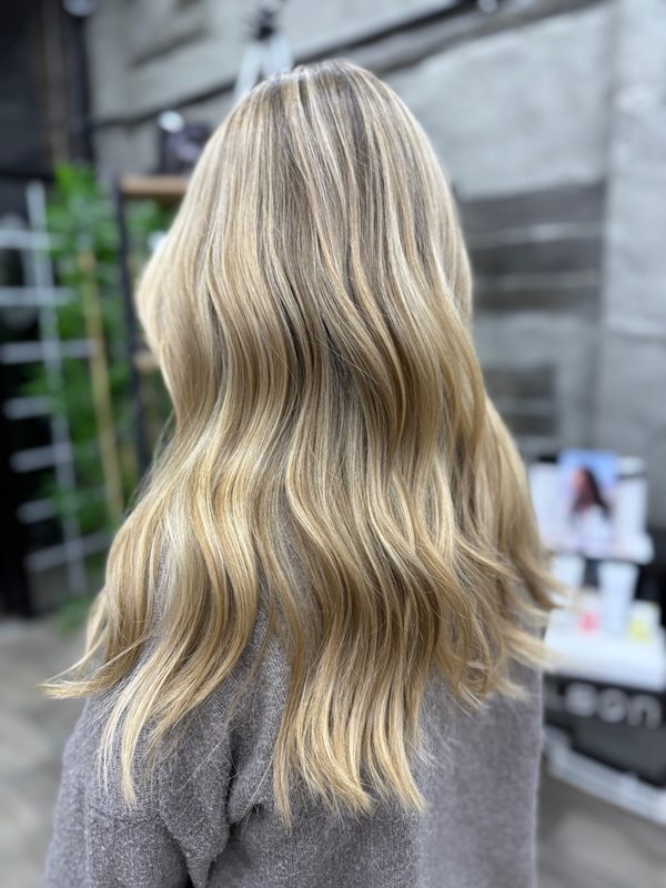 Uzun platin balayage